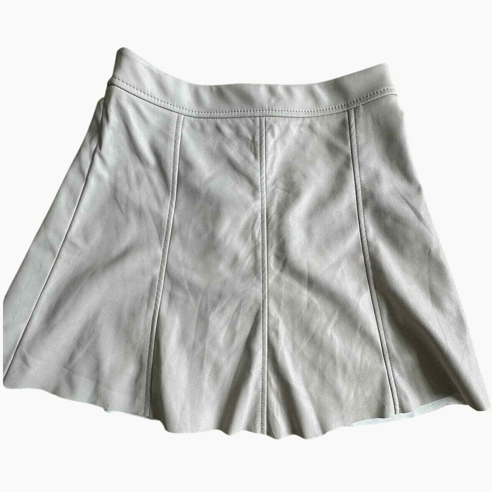 Banana Republic faux Leather cream skirt size Petite 0 / New wit defects